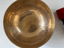Charger l'image dans la galerie, Grand bol tibétain - 1830 grammes - Note: Si - Diamètre: 25 cm - Martelé à la main - 7 métaux - Livré avec un maillet

