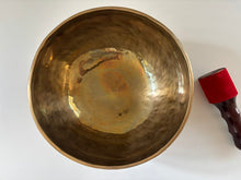 Charger l'image dans la galerie, Grand bol tibétain - 2550 grammes - Note: FA Dièse - Diamètre: 29 cm - Martelé à la main - 7 métaux - Livré avec un maillet
