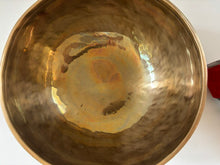 Charger l'image dans la galerie, Grand bol tibétain - 2550 grammes - Note: FA Dièse - Diamètre: 29 cm - Martelé à la main - 7 métaux - Livré avec un maillet
