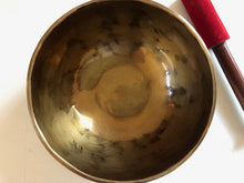 Charger l&#39;image dans la galerie, Petit bol tibétain - 422 grammes - Note: LA - Diamètre: 13 cm - Martelé à la main - 7 métaux - Livré avec un maillet
