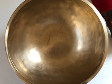 Charger l&#39;image dans la galerie, Grand bol tibétain - 1920 grammes - Note: DO - Diamètre: 22 cm - Martelé à la main - 7 métaux - Livré avec un maillet
