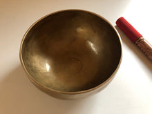 Charger l&#39;image dans la galerie, Bol tibétain - 860 grammes - Note: SOL - Diamètre: 18 cm - Martelé à la main - 7 métaux - Livré avec un maillet
