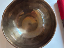 Charger l&#39;image dans la galerie, Bol tibétain - 613 grammes - Note: FA - Diamètre: 15 cm - Martelé à la main - 7 métaux - Livré avec un maillet
