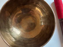 Charger l&#39;image dans la galerie, Bol tibétain - 628 grammes - Note: Do Dièse - Diamètre: 15 cm - Martelé à la main - 7 métaux - Livré avec un maillet (Copy)

