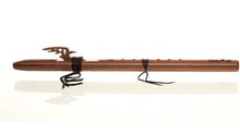 Charger l&#39;image dans la galerie, Flûte de style amérindienne Redtail Hawk en bois de cèdre aromatique - Gamme: SOL
