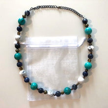 Charger l&#39;image dans la galerie, Collier de pierres naturelles - Tons bleus - Création artisanale - Longueur: 48 cm
