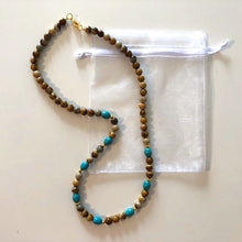Charger l&#39;image dans la galerie, Collier de pierres naturelles - Tons bruns et bleus - Création artisanale - Longueur: 51 cm
