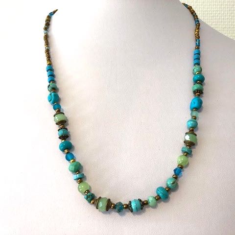 Long collier de pierres - Bronze et turquoise - Création artisanale - Longueur: 75 cm