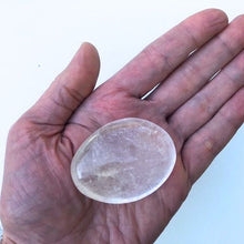 Charger l&#39;image dans la galerie, Cristal de roche - Gros galet - Environ 5 cm
