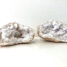 Charger l&#39;image dans la galerie, Géode de quartz - 700 grammes - Longueur: 10 cm
