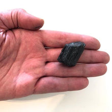 Charger l&#39;image dans la galerie, Tourmaline noire - Petites pierres bruts - Longueur: 2 cm
