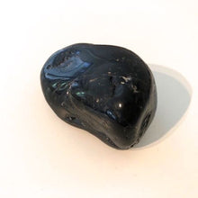 Charger l&#39;image dans la galerie, Tourmaline noire - Pierre roulée - Galet de 4 cm
